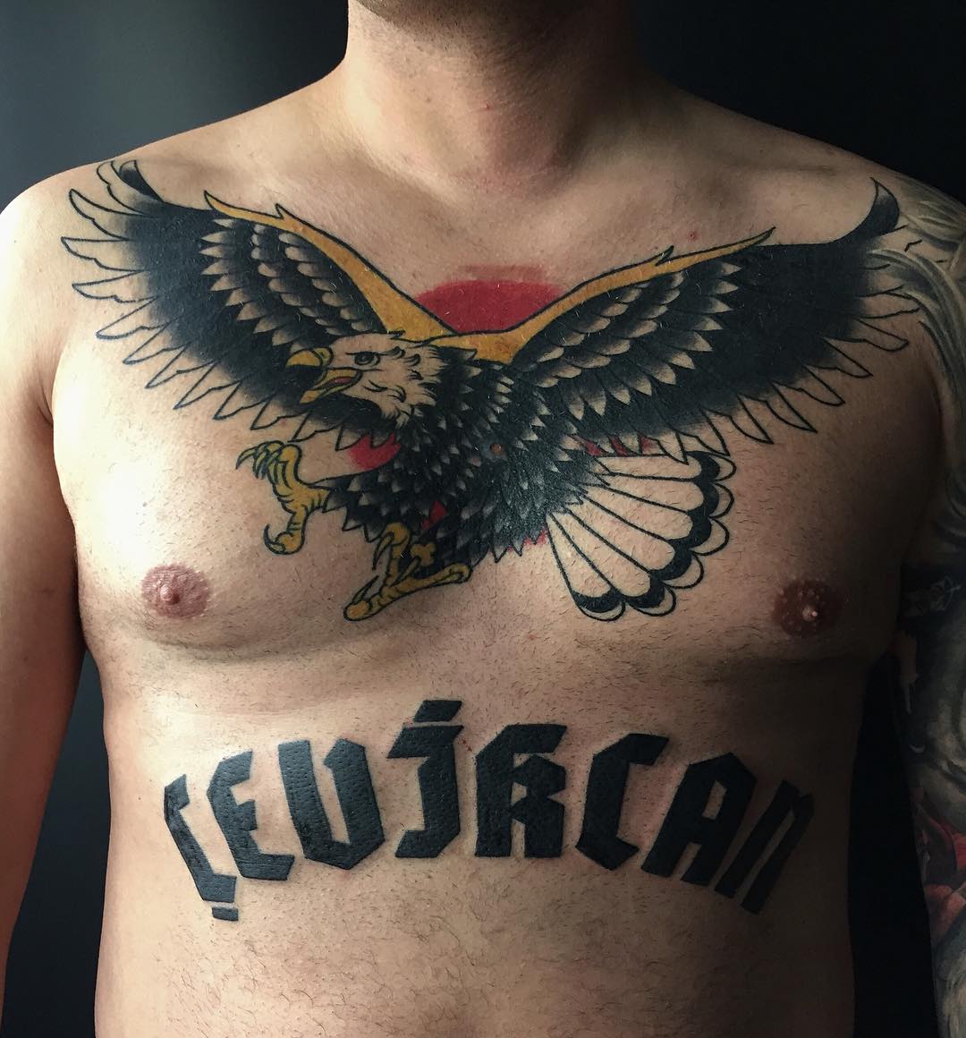 巫先生胸前鹰纹身图案