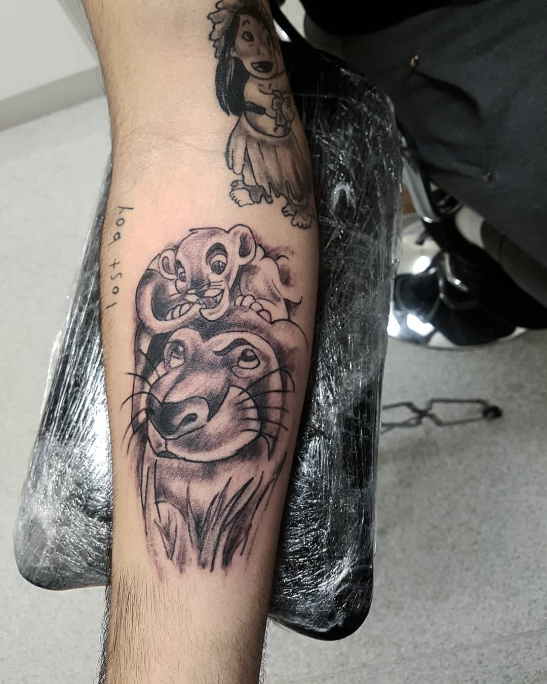 做五金店的从先生小臂狮子纹身图案