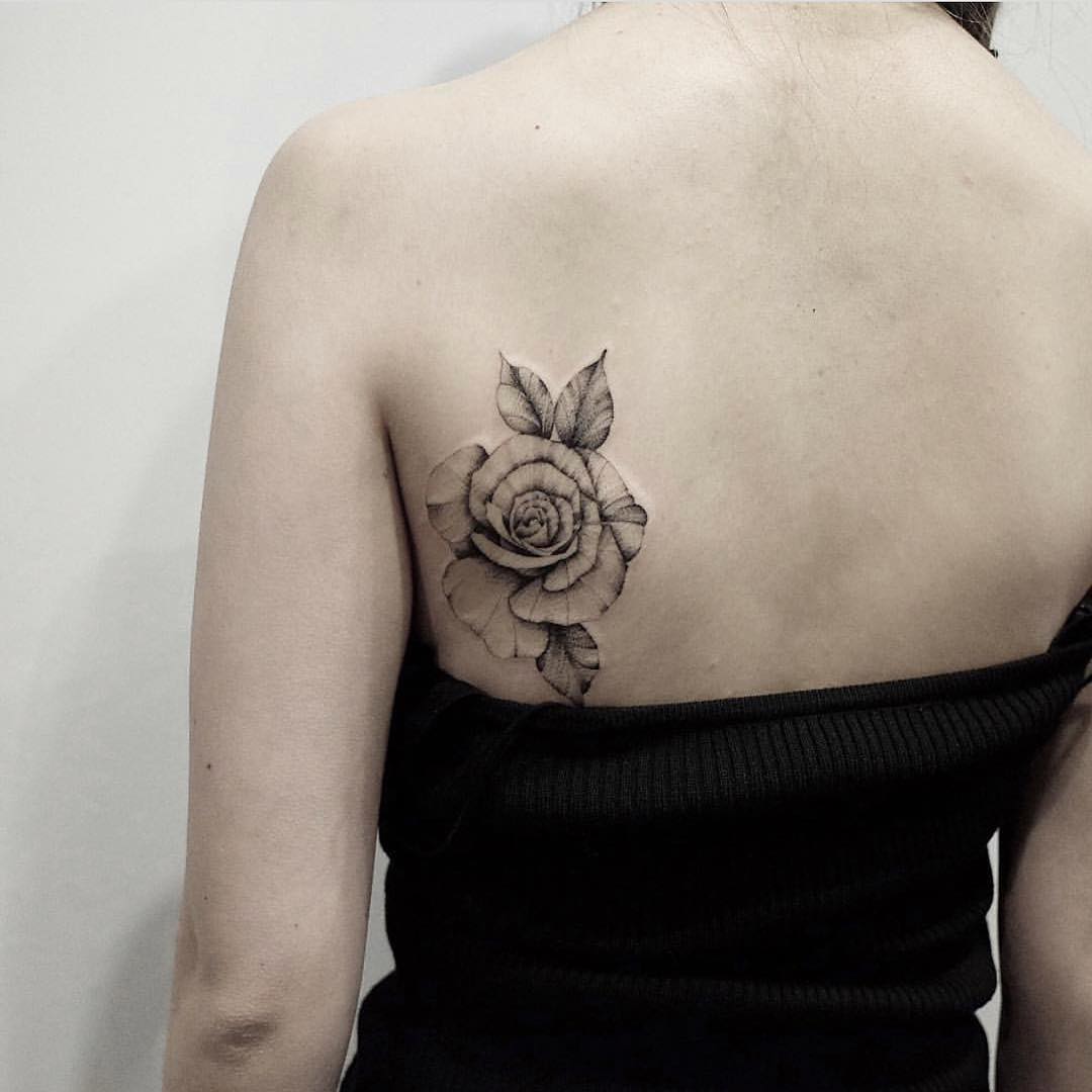 庾小姐后背肩胛玫瑰纹身图案