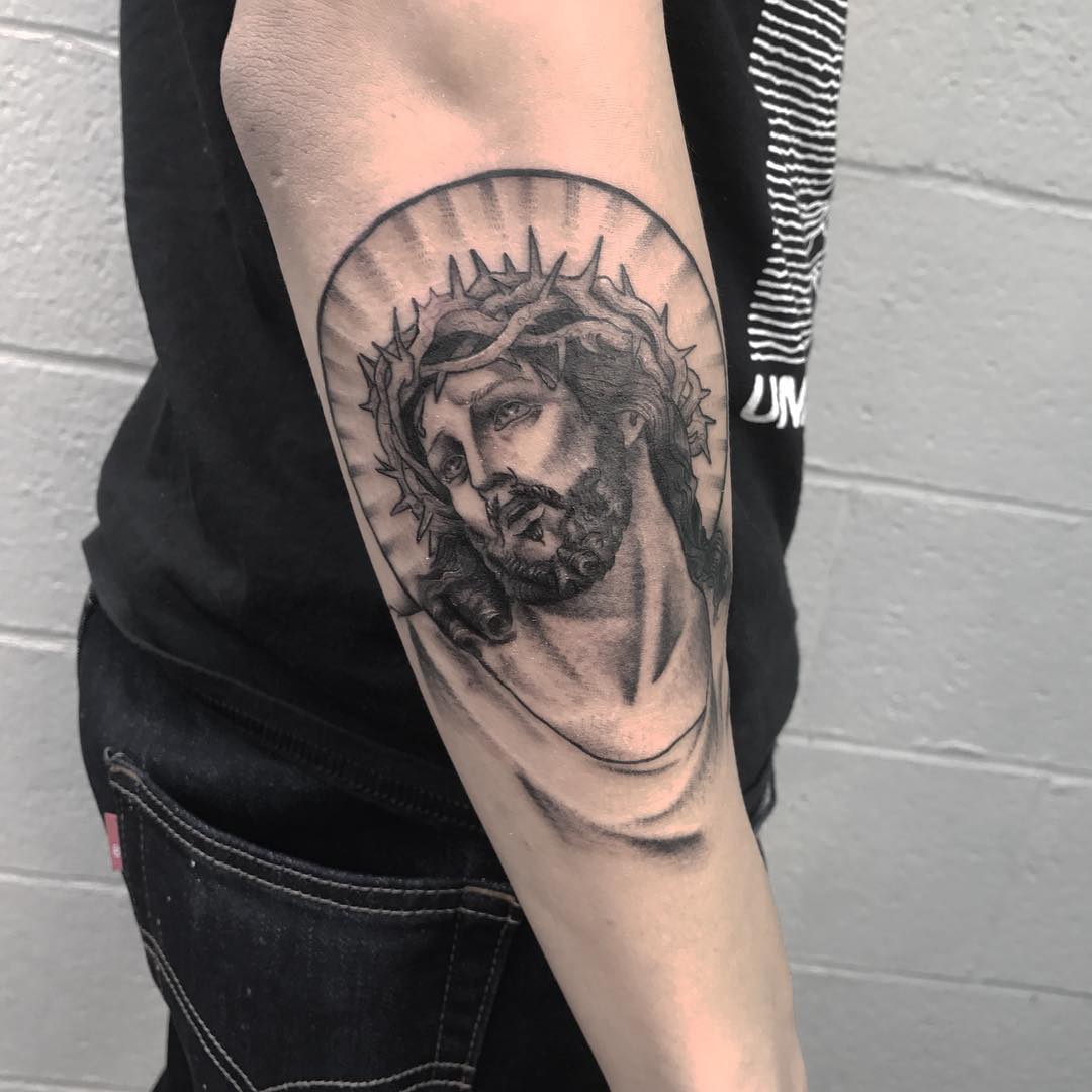 宓先生小臂写实耶稣纹身图案