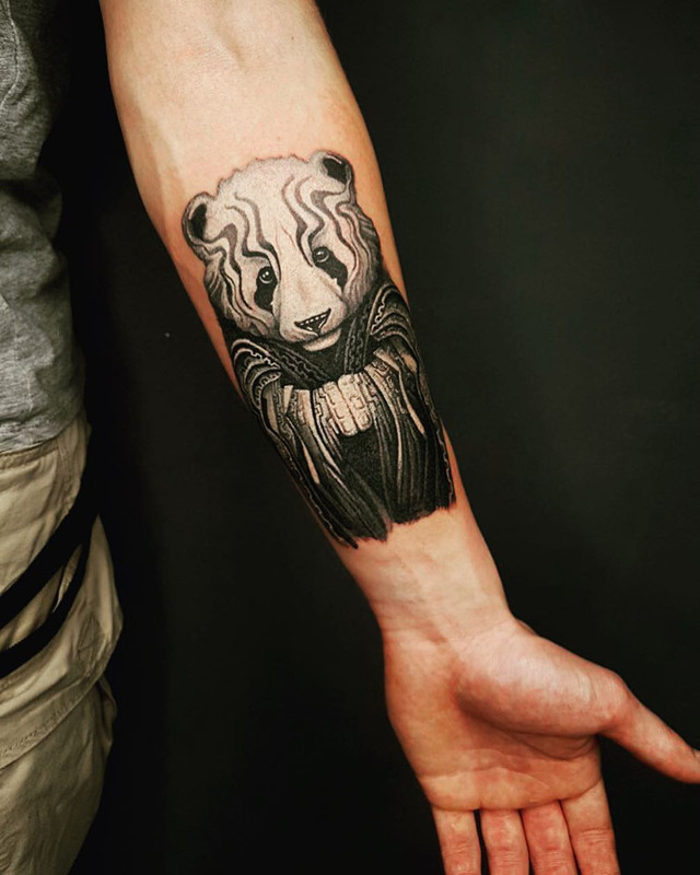 做门卫的唐先生小臂熊猫人纹身图案